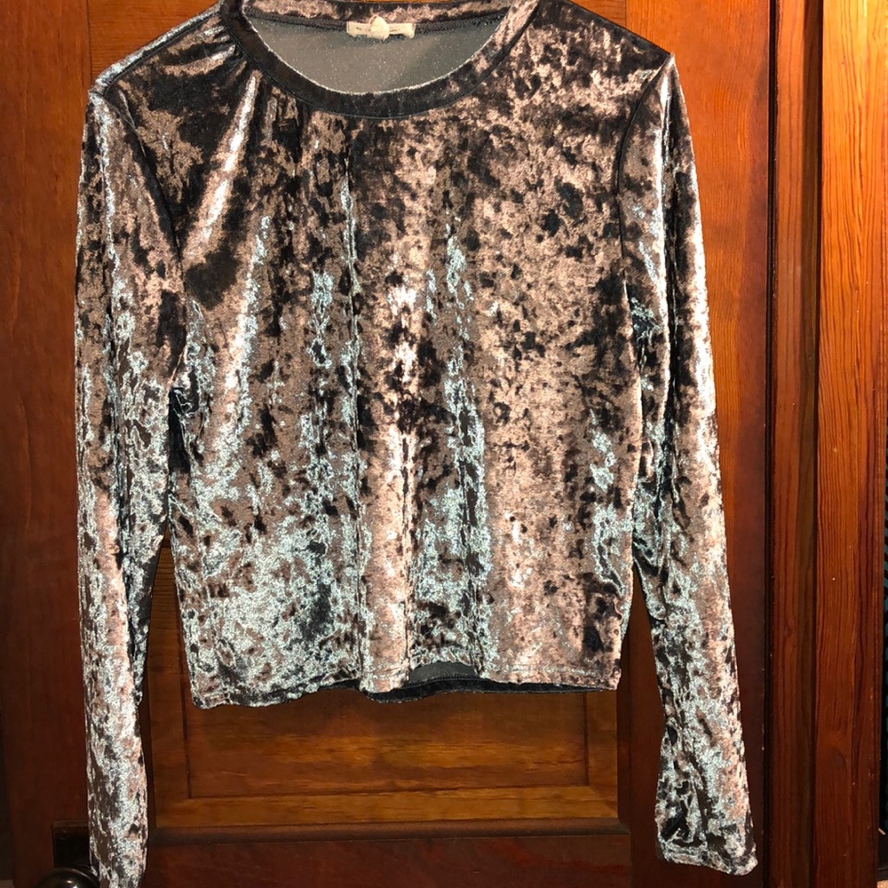 Grey long sleeve shirt.